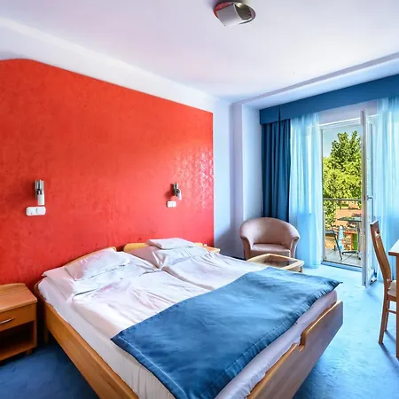 Négy évszak Hotel 3*